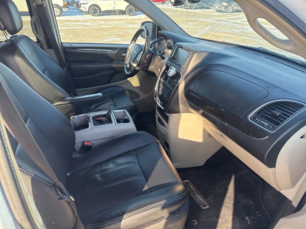 2016 Chrysler Town & Country Touring-L