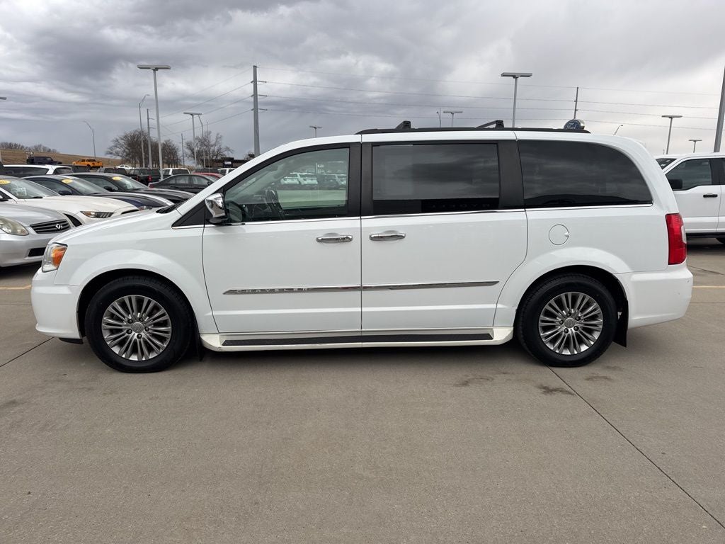 2016 Chrysler Town & Country Touring-L