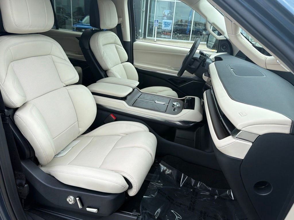 2027 Lincoln Navigator Premiere L