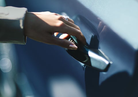 A hand gracefully grips the Light Touch Handle of a 2024 Lincoln Aviator® SUV to demonstrate its ease of use | Rydell Lincoln in Independence IA