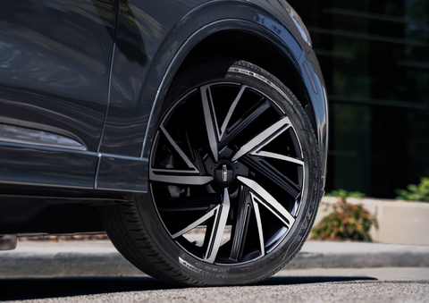 The rim of the 2025 Lincoln Aviator® SUV is shown slightly angled out. | Rydell Lincoln in Independence IA