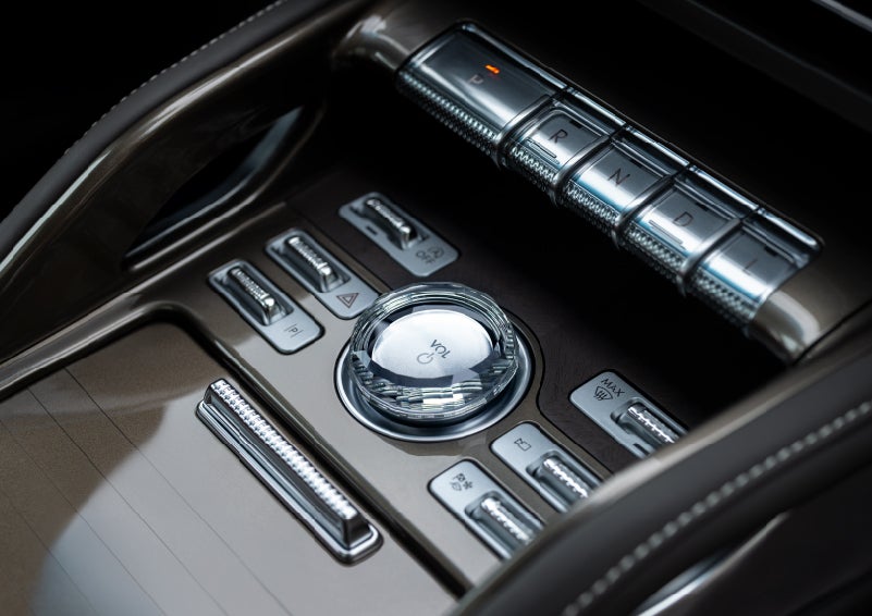 A crystal-inspired volume knob is shown in the center floor console of a 2026 Lincoln Nautilus® SUV. | Rydell Lincoln in Independence IA