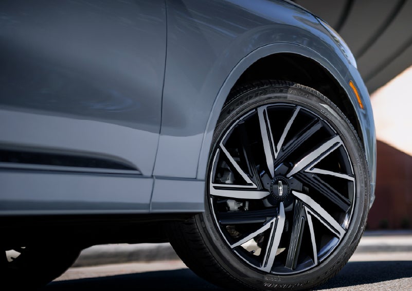 The wheel of the 2027 Lincoln Aviator® Black Label™ SUV is shown slightly angled out. | Rydell Lincoln in Independence IA