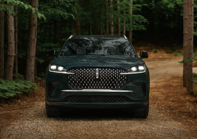 The front grille of a 2027 Lincoln Aviator® Black Label™ SUV is shown. | Rydell Lincoln in Independence IA