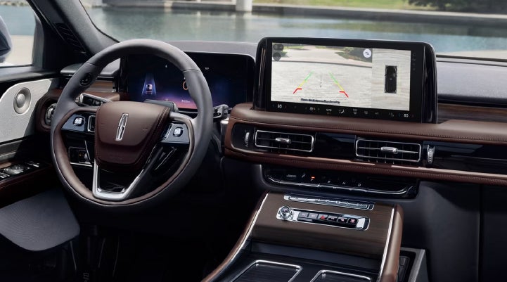 The backup camera of the 2027 Lincoln Aviator® SUV is displayed on screen. | Rydell Lincoln in Independence IA
